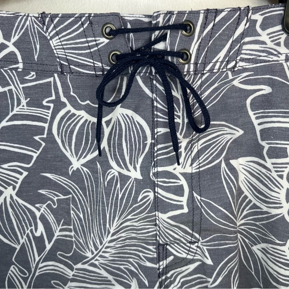 J. Crew Men’s Flex Swimwear Hawaiian Flower Print Board Shorts Gray & White 31 - Picture 3 of 5